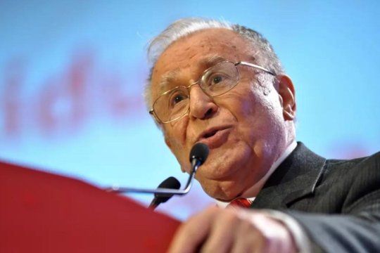 Ion Iliescu are cancer pulmonar. Fostul președinte a fost operat pentru degajarea căilor respiratorii