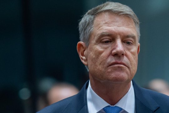 Imaginile momentului cu Klaus Iohannis! Ce a făcut fostul președinte al României când un cerșetor l-a oprit pe stradă