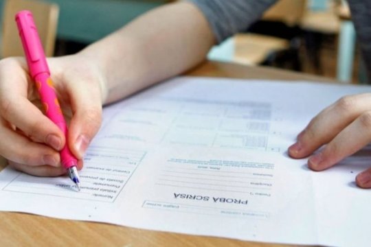 Evaluarea Națională 2025 începe luni pentru 160.000 de elevi de clasa a VIII-a. Află regulile, calendarul și intervalul de acces în săli