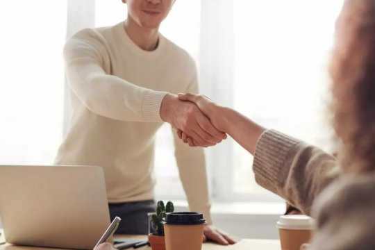 Statul plăteşte 330 de lei pe lună firmelor care angajează elevi şi studenţi vara. Care sunt condiţiile şi termenul-limită pentru depunerea dosarului