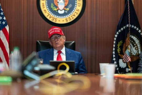 Fotografii rare cu Donald Trump în Situation Room, surprins în timpul raidului asupra Iranului. Ce oficiali i-au stat alături și ce mesaj transmite Casa Albă