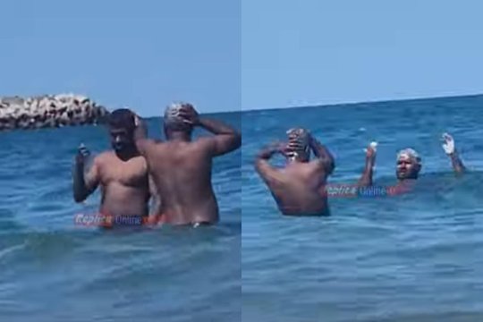 Scene uluitoare pe litoralul românesc. Doi asiatici au fost filmați în timp ce se spălau pe cap în mare