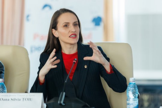 Oana Țoiu devine ministru de Externe la 39 de ani. Cine este deputata USR cu studii la Harvard și ce obiective își propune