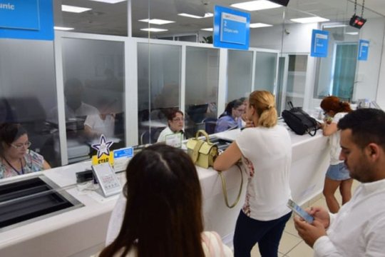 Românii își iau la revedere de la ghișee și cozile interminabile. Serviciile fizice, eliminate de la 30 iunie