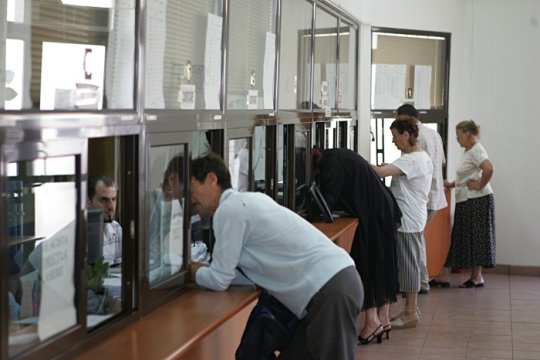 Fostul ministru al Digitalizării a mers cu soția la ghișeu pentru a își face buletin cu cip: ”Să confirme că locuim în același spațiu”
