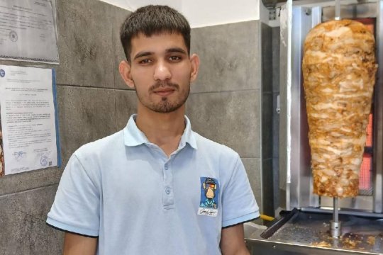 Povestea unui puști care a venit pe jos în România, din Afganistan. Și-a deschis propria afacere: ”Aici e casa mea”