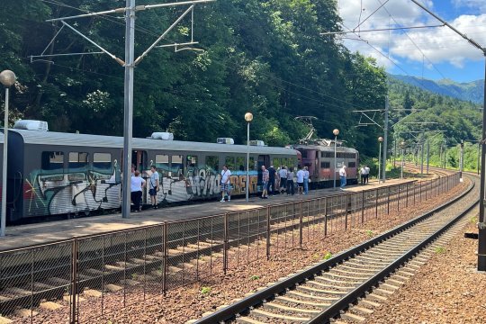 UPDATE: Primul tren care circulă înspre Brașov a depășit tronsonul afectat. Mii de călători CFR, blocați pe Valea Prahovei după ce un brad a căzut peste cablurile de înaltă tensiune