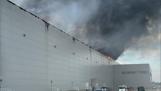 BREAKING NEWS! Incendiu de proporții la un depozit de pe A1. A fost emis mesaj RO-Alert din cauza fumului dens