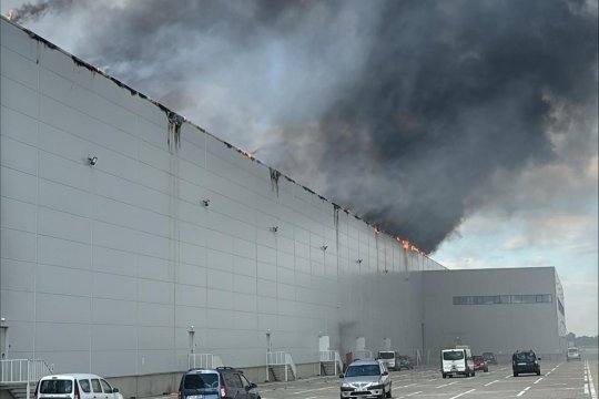 BREAKING NEWS! Incendiu de proporții la un depozit de pe A1. A fost emis mesaj RO-Alert din cauza fumului dens