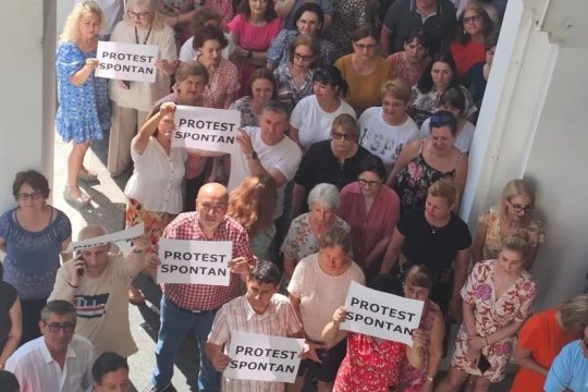Proteste la Ministerul Finanțelor și Ministerul Fondurilor Europene. Nemulțumiți de tăierea sporurilor, angajații au oprit lucrul
