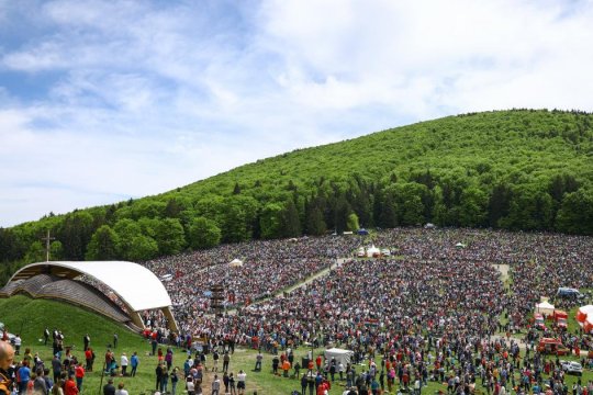 Cel mai mare pelerinaj al catolicilor din sud-estul Europei, la Șumuleu Ciuc. Se fac rugăciuni pentru sinistrații din Covasna și Salina Praid