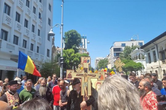 Gigi Becali, apariție senzațională cu o cruce uriașă pe umăr și un sobor de preoți după el: ”Este mare păcat de moarte ce fac ei”