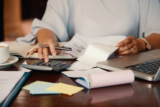 Lista cu prețurile care cresc de la 1 iulie. De astăzi plătim mai mult pentru energie, RCA, carburanți și rovinietă