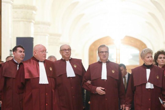 CCR sfidează interdicțiile Guvernului și acordă indemnizații de 180.000 de lei pentru fiecare judecător care își încheie mandatul