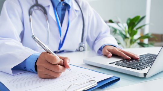 Un medic de la Spitalul Floreasca a fost prins în timp ce lua șpagă de la un pacient. Procurorii au organizat un flagrant