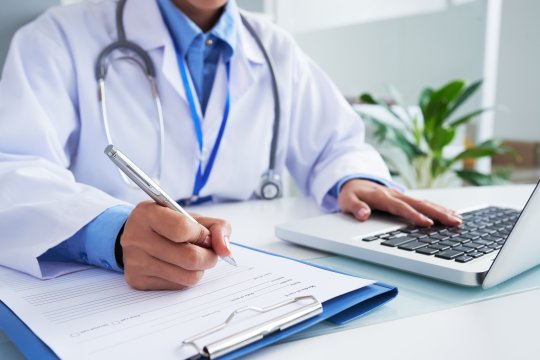 Un medic de la Spitalul Floreasca a fost prins în timp ce lua șpagă de la un pacient. Procurorii au organizat un flagrant