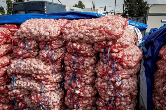 ''Metoda cu tubul'' loveşte din nou în Bucureşti. Ce a descoperit un bărbat care a cumpărat un sac de cartofi dintr-un depozit