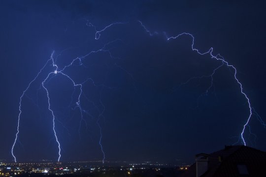 Ce este interzis să faci în casă, atunci când afară sunt fulgere. Îți vei pune viața în pericol