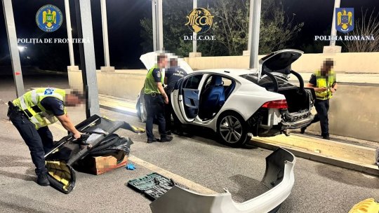 Un kilogram de cocaină a fost găsit în mașina unui român. Procurorii și polițiștii de frontieră din Nădlac l-au prins în flagrant