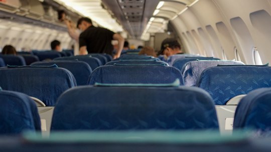 Ce trebuie să faci în avion, ca să nu te mai doară urechile? Multe persoane suferă de această problemă