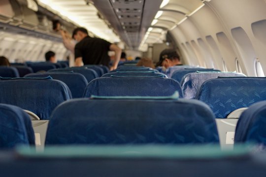 Ce trebuie să faci în avion, ca să nu te mai doară urechile? Multe persoane suferă de această problemă