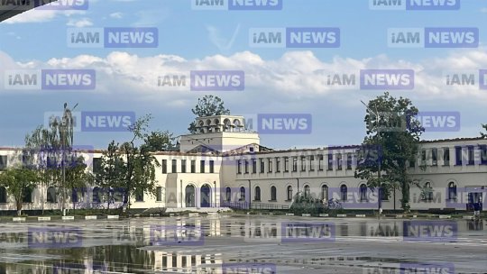 Academia de Poliție din București a fost lovită de furtuna violentă din această după-amiază. Acoperișul a fost luat de vânt, iar sălile au fost imediat inundate