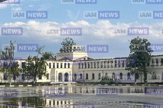 Academia de Poliție din București a fost lovită de furtuna violentă din această după-amiază. Acoperișul a fost luat de vânt, iar sălile au fost imediat inundate