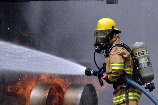 BREAKING NEWS! Arde hotelul SIR, din zona Lujerului! Pompierii se luptă să țină flăcările sub control