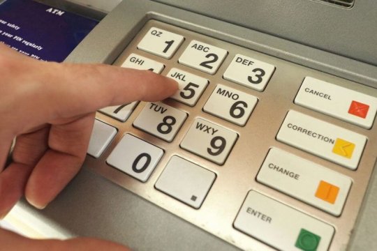 O bancă mare din România dispare de pe 15 august. Ce trebuie să știe românii care au conturi deschise acolo