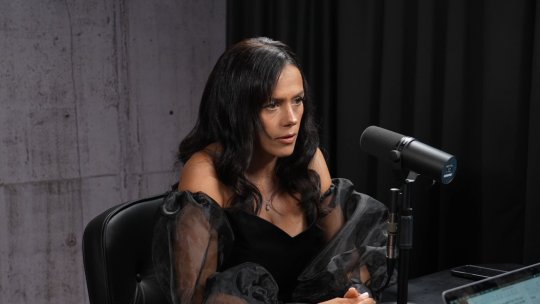 Mirela Caracote, directorul de marketing Caii de la Letea a spus cum se ține corect paharul de vin. ”Există acea mișcare în care trebuie să vezi claritatea vinului”