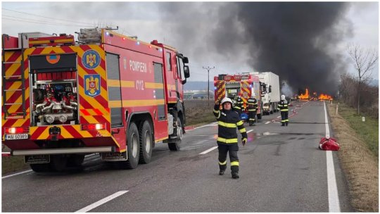 Incendiu cu risc major de explozie pe Autostrada A7. O cisternă cu GPL a ars, traficul fiind blocat pe ambele sensuri