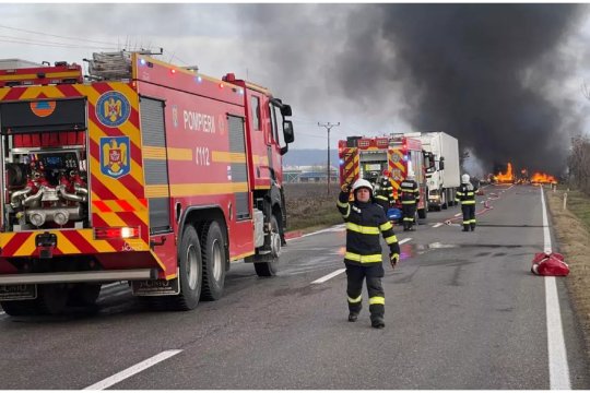 Incendiu cu risc major de explozie pe Autostrada A7. O cisternă cu GPL a ars, traficul fiind blocat pe ambele sensuri