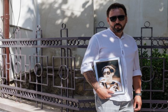 Parastas la doi ani de la tragedia din 2 Mai. Familia lui Sebi Olariu încă luptă dreptate și vorbește despre ''semnele'' primite de la fiul lor