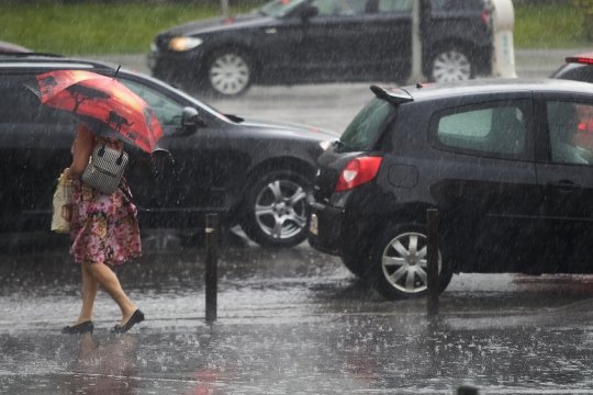ANM anunță ploi torențiale, vijelii și grindină de până la 5 cm. Vremea rea lovește duminică aproape toată România