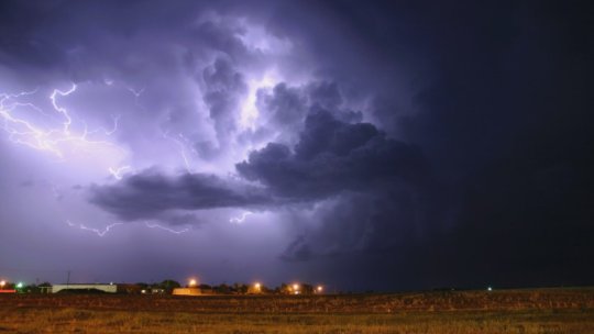 Cod portocaliu de ploi torențiale și vijelii în 19 județe. ANM anunță răcire accentuată a vremii, cu maxime de doar 21°C până marți seara