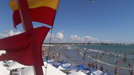 Steagul roșu flutură pe plajele din Mamaia. Valurile trec de 2 metri, iar salvamarii interzic intrarea în apă