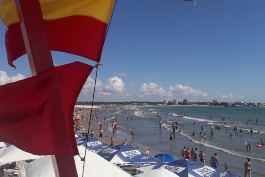 Steagul roșu flutură pe plajele din Mamaia. Valurile trec de 2 metri, iar salvamarii interzic intrarea în apă