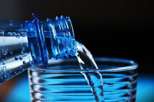 ANPC a retras 65.000 litri de apă de la vânzare: ”Poate pune în pericol sănătatea populației”