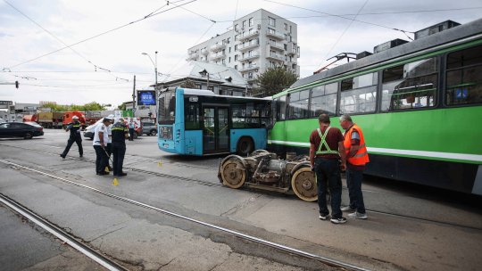 Coliziune violentă între tramvai și autobuz în București. 11 persoane au fost rănite, traficul a fost blocat