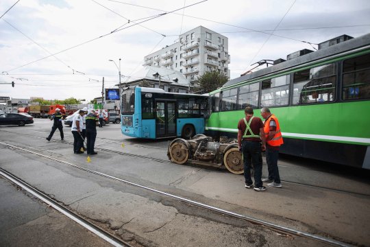 Coliziune violentă între tramvai și autobuz în București. 11 persoane au fost rănite, traficul a fost blocat