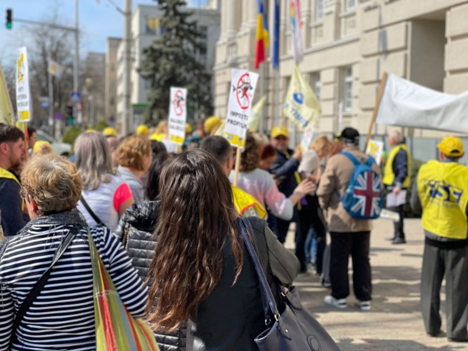 Profesorii amenință cu proteste masive în fața Parlamentului
