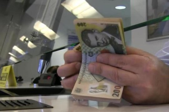 ROBOR și IRCC pun presiune pe portofel. Ce trebuie să faci dacă nu mai poți plăti ratele la bancă