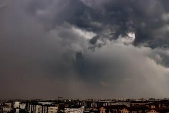 Vremea face ravagii în mai multe județe. Vijeliile au distrus case, mașini și rețele electrice