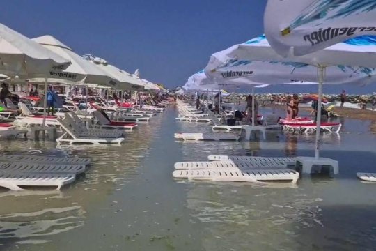 Fenomen ciudat pe litoralul românesc în plin cod roșu. Marea a inundat plaja de la Costinești