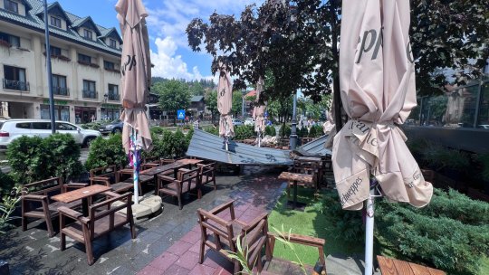 Stațiunea Sinaia a fost lovită de o furtună puternică. Drumul Național 1 este restricționat în zona Gării