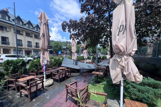Stațiunea Sinaia a fost lovită de o furtună puternică. Drumul Național 1 este restricționat în zona Gării