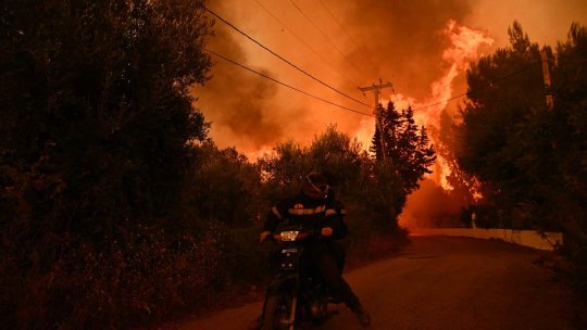 Grecia este în stare de alertă! Incendiile au mistuit sute de case, iar pompierii au fost nevoiți să evacueze mii de familii