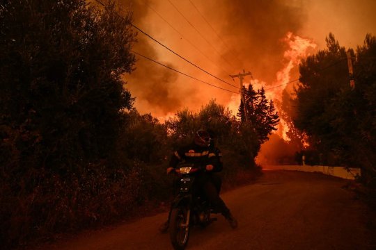 Grecia este în stare de alertă! Incendiile au mistuit sute de case, iar pompierii au fost nevoiți să evacueze mii de familii