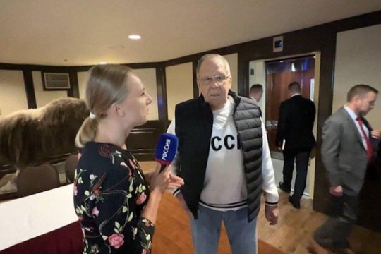 Ce preț are bluza cu care s-a afișat Serghei Lavrov în Alaska. Este vândută pe bandă rulantă