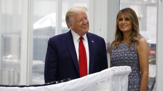 S-a aflat ce a scris Melania Trump în scrisoarea pentru Vladimir Putin. Liderul rus a citit-o de față cu toată lumea